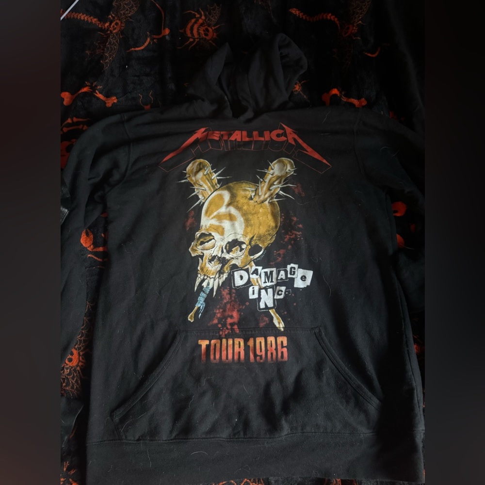 Vintage 1986 Metallica Hoodie going for 66-75$ online!